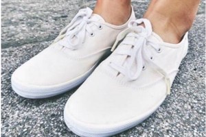 白鞋边上黑印怎么去掉，白鞋上面的黑渍怎么办