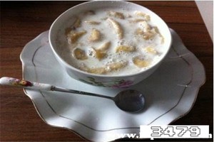 牛奶和香蕉一起煮有什么功效，纯牛奶煮香蕉的功效与作用