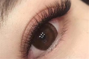 种睫毛用的什么胶，种睫毛胶水弄到眼睛里怎么办