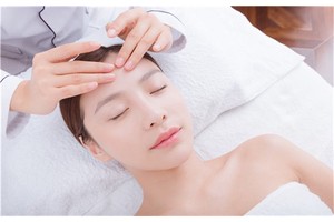 很多原因所造成的，眼部皱纹怎么去除