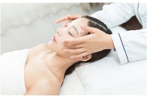 主要是因为日光照射，黄褐斑症状有什么