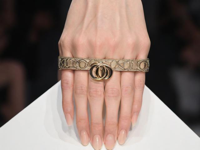 Dior中国官网，指尖轻点，开启法式奢雅殿堂