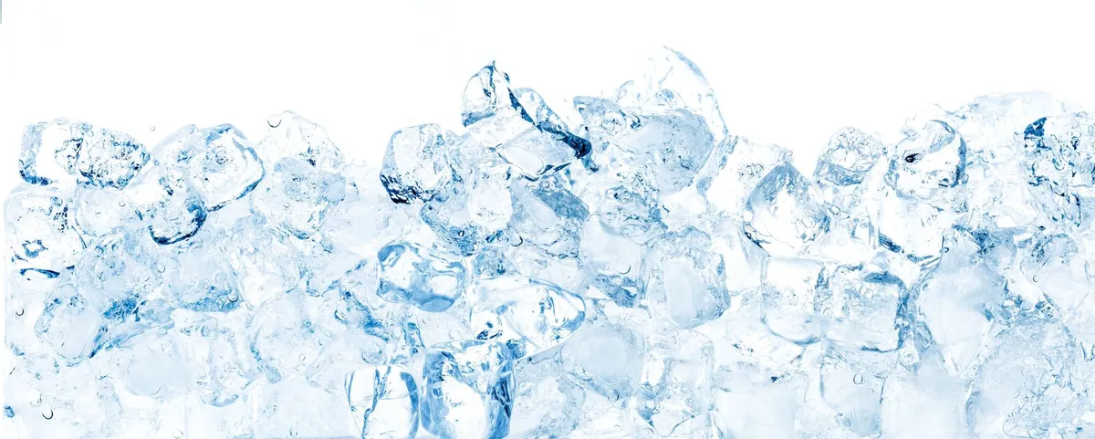 冰块覆盖了半个画面，背景为白色。