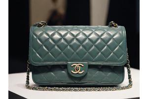 香奈儿2025终极It Bag预言，复古未来主义回归